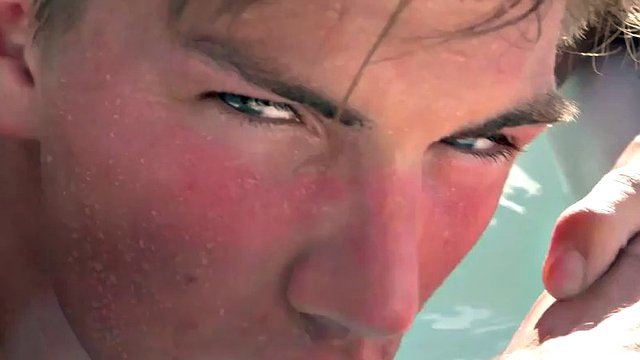 Jovencito checo de grandes labios se masturba