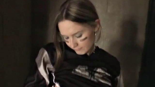 La jeune en chaleur Kitty Karsen se touche à l'extérieur
