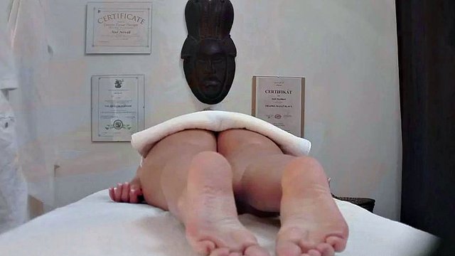 Una bionda riceve un massaggio dal suo corpo magro