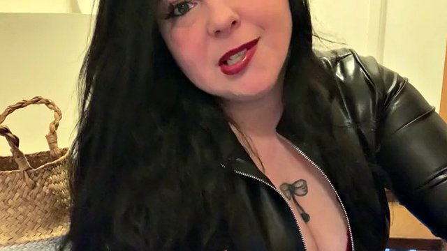 Vends-ta-culotte - French mistress fetish pleasures: leather, boots, hair and feet