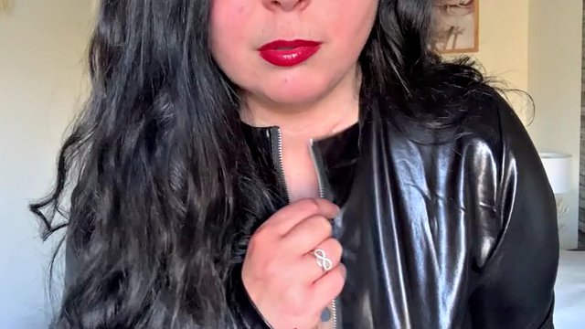 Vends-ta-culotte - French mistress fetish pleasures: leather, boots, hair and feet