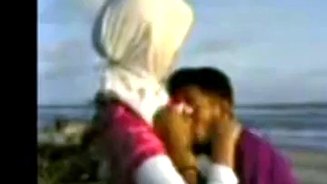 Chica indonesia con hijab folla en la playa