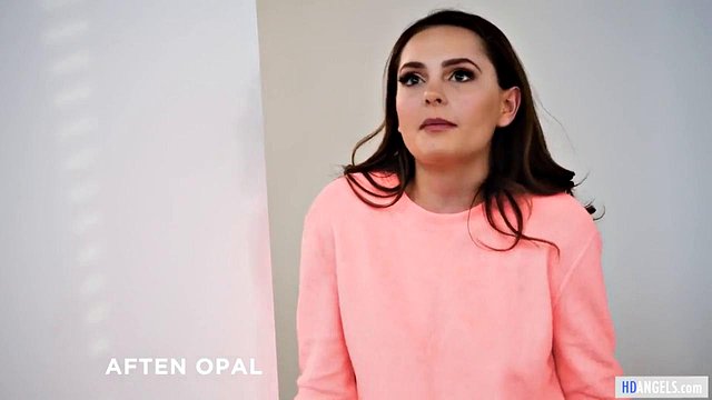 繼母 Nina Elle 和繼女 Aften Opal 輪流騎在房地產經紀人 Nikki Delano 的大屁股上