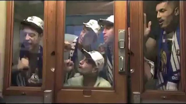 Fotbaloví fanoušci gangbang MILF ve vlaku