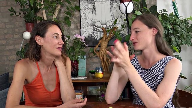 Ersties - As gostosas Zina e Lolo exploram seu fetiche por pés juntas