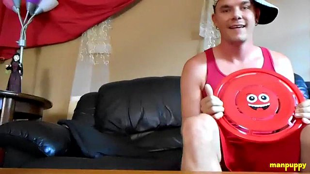 Giant Sitter lässt dich seine Füße lecken - Daddy Giant 35 - Leo Blue, Richard Lennox