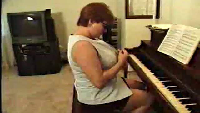 professeur de piano aux gros seins se fait sucer et se fait baiser