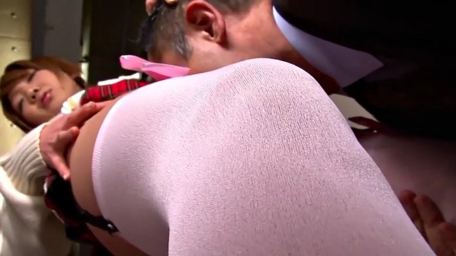 College-Schlampe Rui Hazuki lässt ältere Fremde ihre haarige Muschi essen