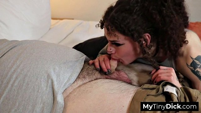 Μεγάλο μωρό με δροσερά τατουάζ πιπιλίζει τον μικροσκοπικό, αξιολύπητο κόκορα του
