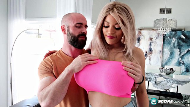 Amber Alena gibt Handjobs mit der vollbusigen Nachbarin Amber Lynn Bach