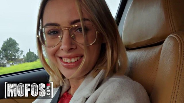 MOFOS - Lya Missy obtient son joli visage plein de sperme après avoir chevauché la bite de Jordi jusqu'à l'oubli