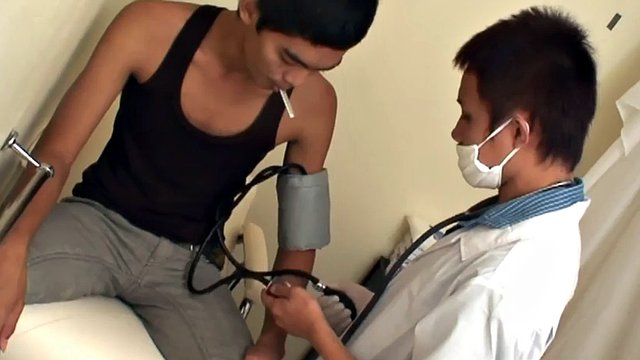 Asijský twink chcaní a šukání doktorem po zkoušce