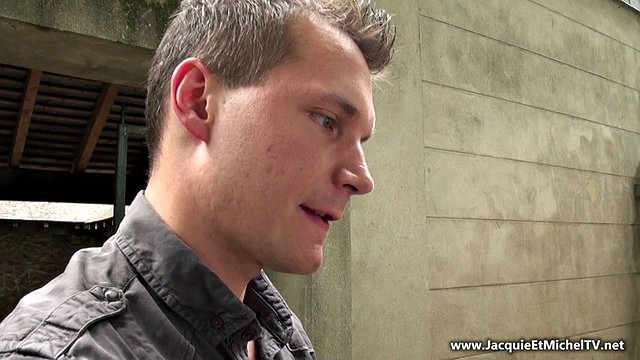 戴眼镜的性感宝贝被两个热辣的男人搞砸了