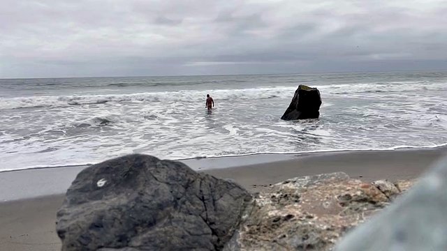 Plage nue isolée nageant dans l'océan, nue et moi