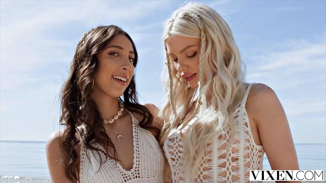 As belezas loiras da praia Ashby Winter e Eva Generosi recebem golpes de grupo hardcore de Hung Studs com intenso Deep-Thro