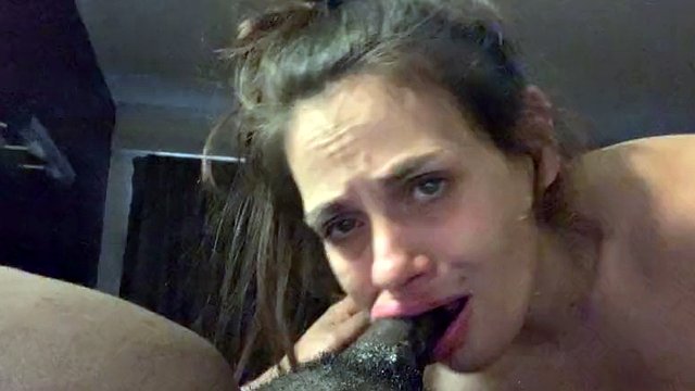 fille blanche donne gumjob et avale une bite noire