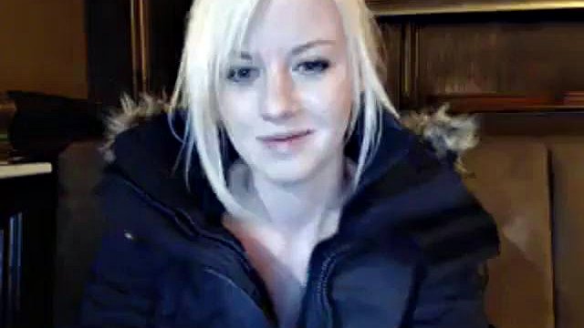 Masturbazione in un pub inglese: bionda, vibratore e porno pubblico