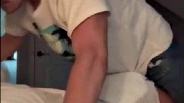 Junge wird von Windelpapa gebumst
