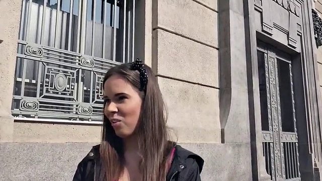 Une ado amateur trouvée dans la rue accepte de faire l'amour