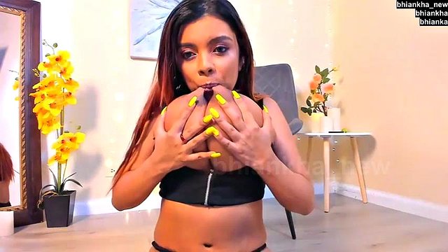 Bianka in allattamento Milks le sue grandi tette dei capezzoli e il PEC Flex