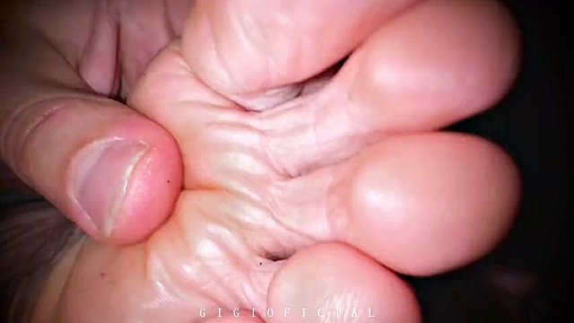 CLOSE UP OF FEET I lost my virginity a few days ago but today I became a model of foot fetish videos