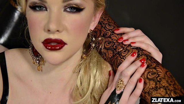 flexible in gold: Solo, Fetish & Chaturbate Porn