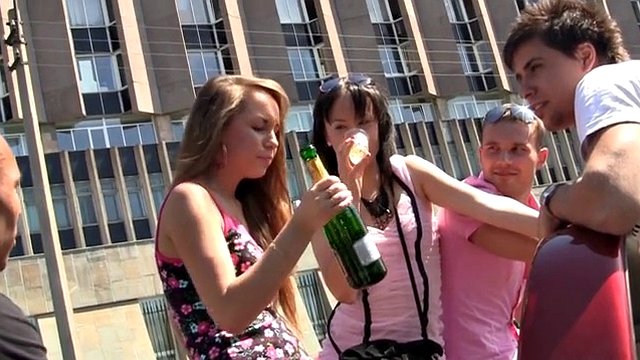 Sexy student knuller i en ny bil