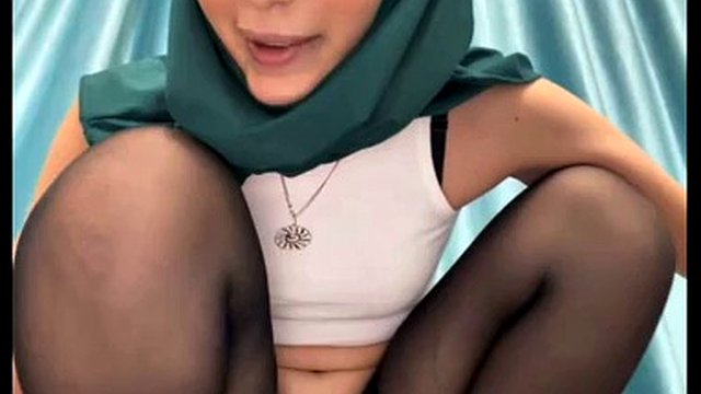 Sexy arab rides dildo