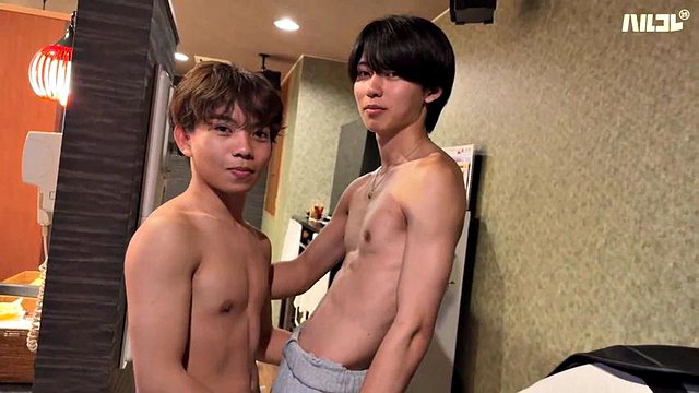 Dos chicos japoneses jugaron juntos: mamada, hardcore y porno gay