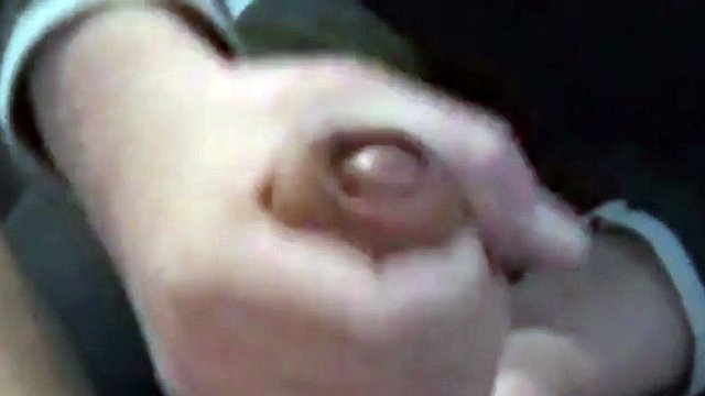 Un étalon allemand se fait branler la bite en éjaculant une nympho gay b4
