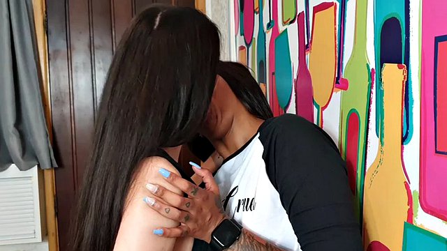 Interracial Lesbian Kissing