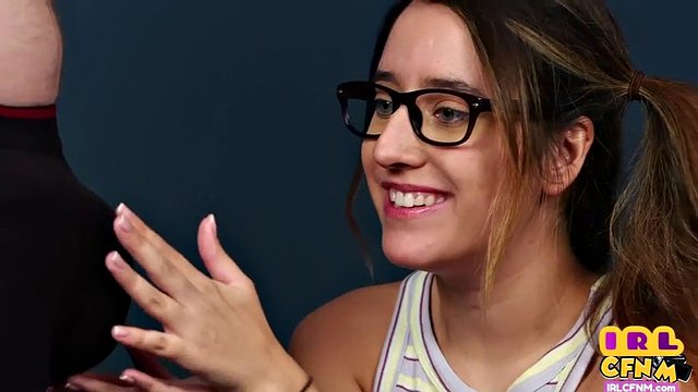 Amateur CFNM fille de 21 ans avec des lunettes suce et branle une bite 4 sperme