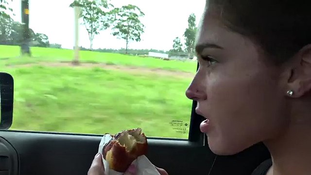 ti fotti Zoe nel suo culo stretto e le fai un creampie nella figa