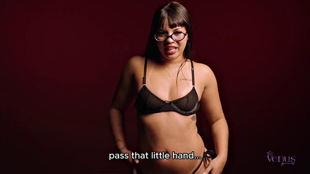 Une tease solo exquise se transforme en orgasmes frémissants dans un strip-tease cinématographique à couper le souffle