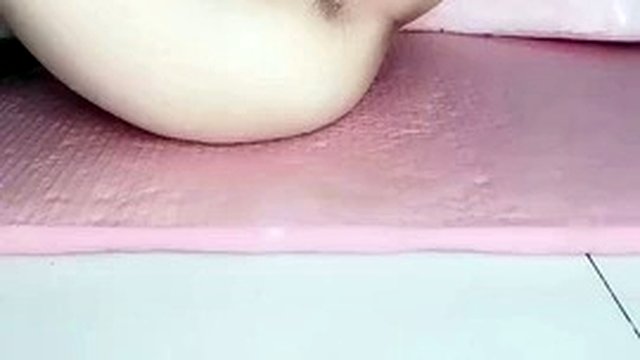 The sexy little wild cat in white silk stockings shows off her passion, her hairless white tiger pussy is tender and attractive, she listens to the wolf friend's command to rub her breasts and play with her pussy, thrust the props in and open her pussy for the wolf friend to see, she moans and cums live in China
