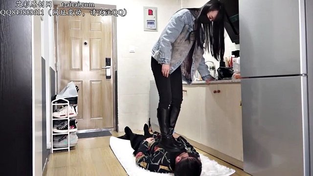 Chinois Boot Femdom