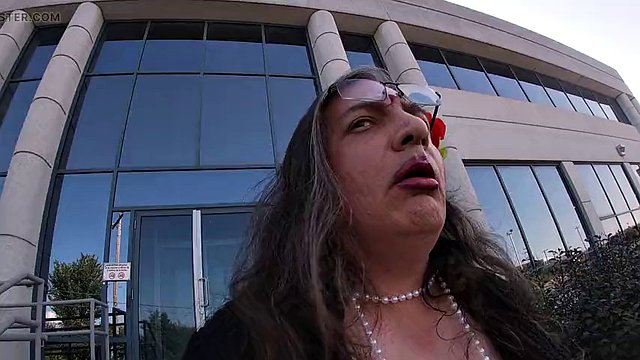 Crossdresser mariquita madura sucia tomando el sol al aire libre exhibiéndose cachonda como el infierno quiere que la atrapen