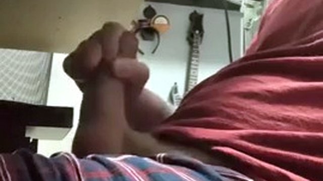 Mi masturbo il mio grosso cazzo mentre nella stanza accanto i miei vicini scopano tanto e urlano