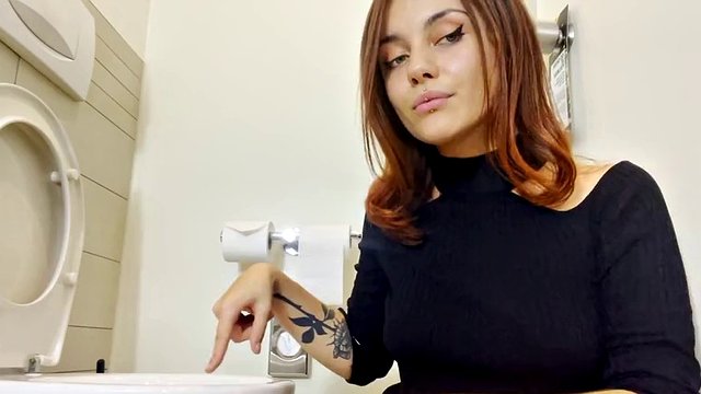 Vends-ta-culotte - Humiliating orders of a sexy dominatrix for a submissive man