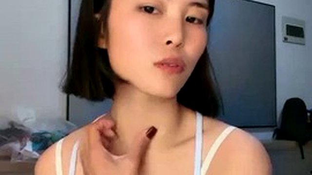 Newcomer! Sister Yu goes into the sea! So coquettish and beautiful ~ [Rabbit Chasing Tortoise], a young woman in jeans, a Chinese live broadcast of Subject 3, dancing well, making people instantly horny! (2)