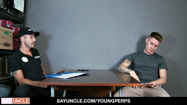 Güvenlik Memuru Jace, Çalışan Zac Bishop'ı Zak Bishop ile Arka Odaya Getiriyor: Porno