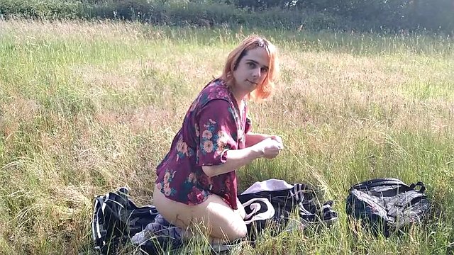 Femboy arrapato che gioca fuori