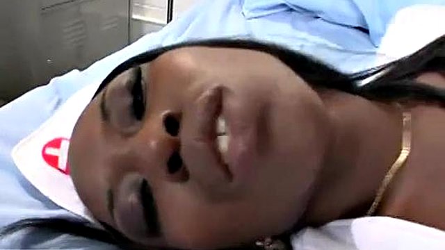 性感的屁股护士照顾病人：大屁股，口交和射精色情
