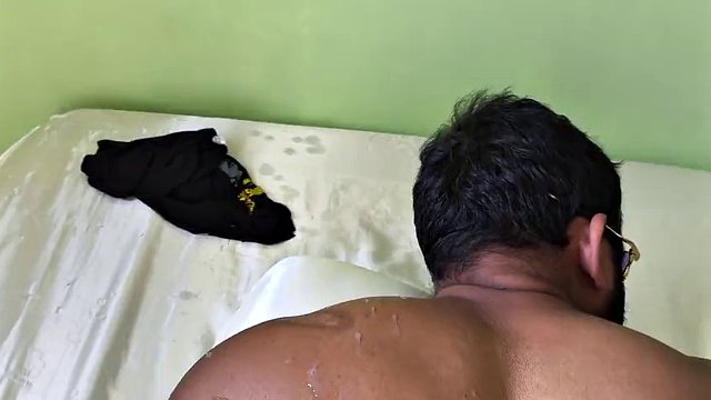 Le paradis brésilien Muniky Dotadasp Brasil avec une bite géante et dans le cul du pompier pour qu'il puisse aller joyeusement à la caserne
