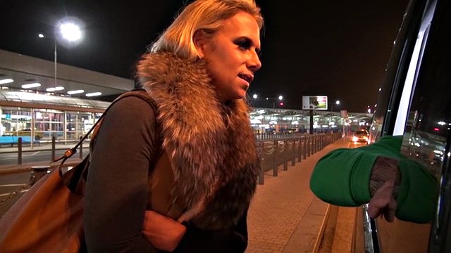 Blonde street walker sucking the cock then gets fucked