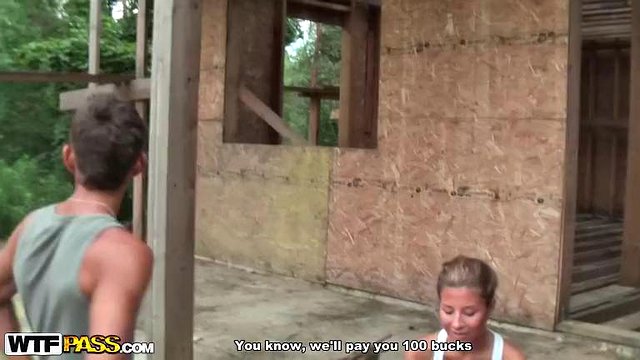 Giovane ragazza magra nel video di sesso pubblico