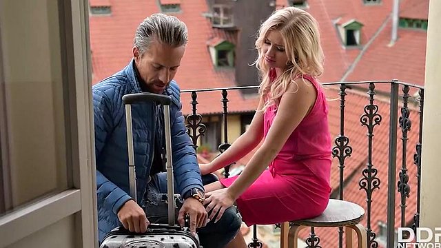 Les vacances peuvent enfin commencer quand Round AssEd Natural Tchèque Beauty Cayla Lyon baise son petit ami dans un nouveau: porno