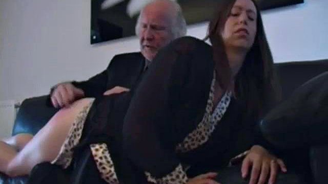 Sculaccia Christina: puntura nella coda