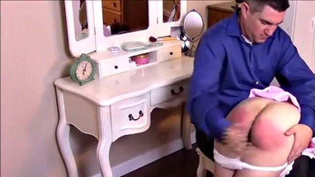 Moccioso bruna viene sculacciato (culo a bolle)