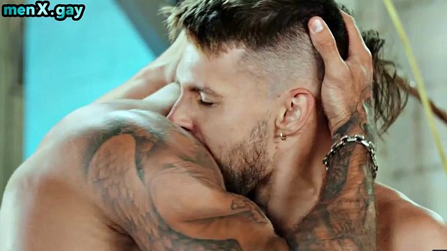 Atleta tatuato poliziotto si scopa il culo magro dopo il pompino